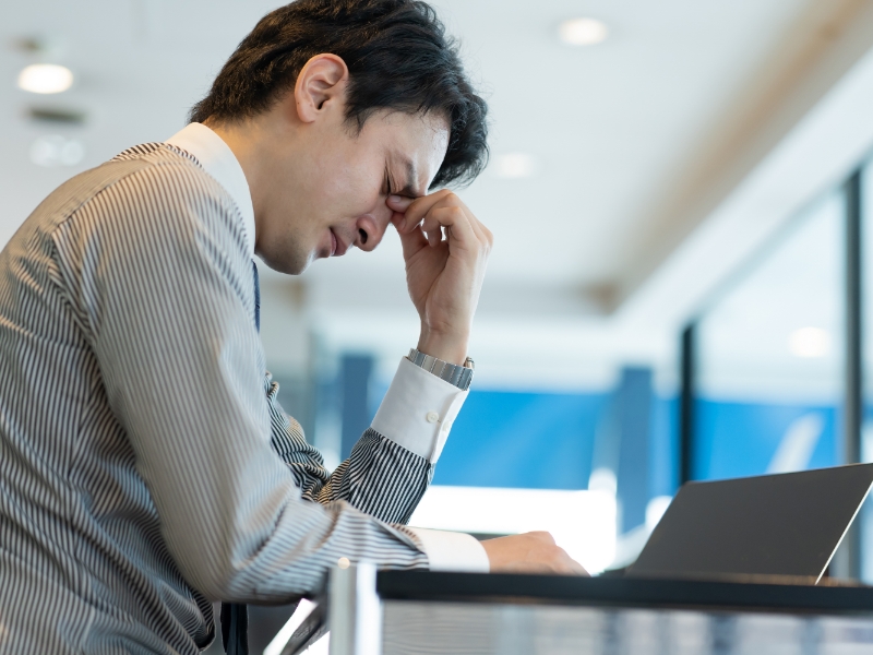 オフィスで疲れる社員のイメージ